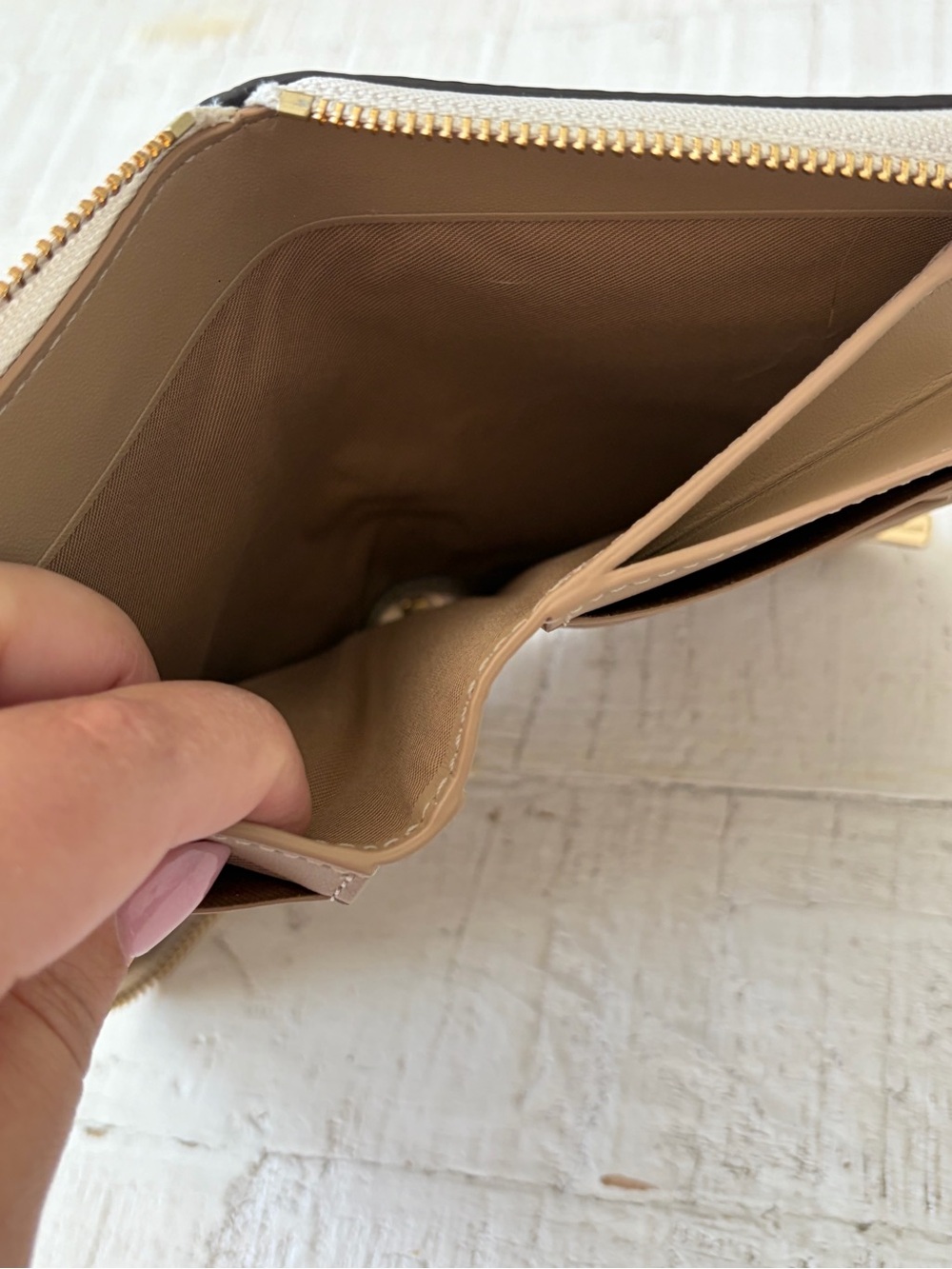 Coach Medium ID Zip Wallet with Floral Whipstitch in Chalk Pebbled Leather - Picture 9 of 15